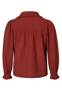 Czerwona bawełniana koszula z falbankowym kołnierzykiem, długimi rękawami typu puff oraz elastycznymi mankietami. Tył ma marszczony materiał dla dodatkowej tekstury.