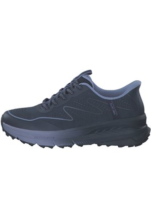 Scarpa sportiva di un blu scuro con tomaia in rete, dettagli in blu chiaro a contrasto, sistema di allacciatura visibile e suola robusta per una buona aderenza.
