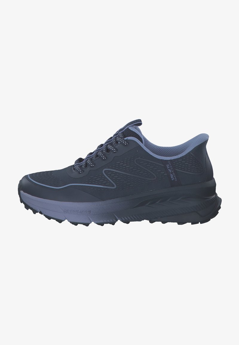 Zapatilla deportiva en azul marino oscuro con parte superior de malla, acentos en azul claro contrastante, sistema de cordones visible y suela robusta para tracción.