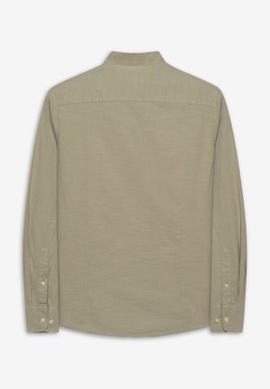 Camisa de manga larga verde oliva claro, con cuello, puños abotonados y un tejido texturizado, con espalda recta y corte ajustado.