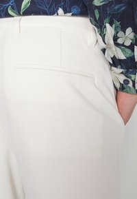 Lindbergh SUPERFLEX CROPPED  - Chinos - off white mix