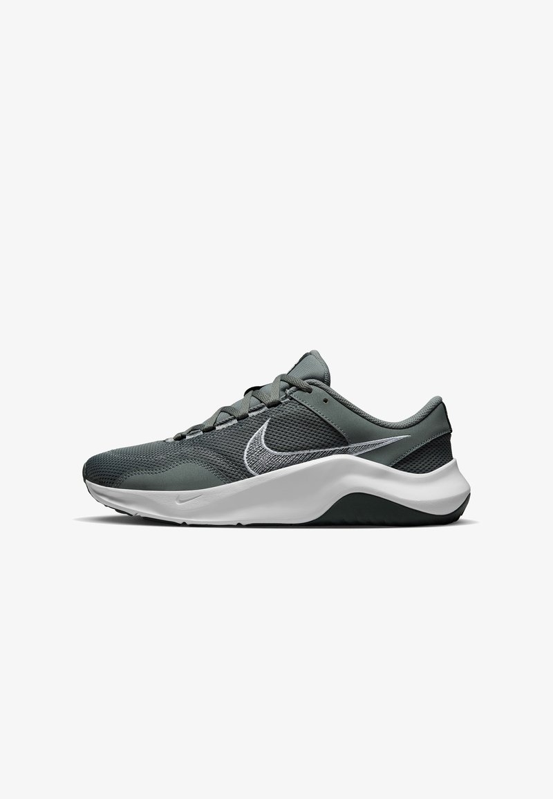 Ciemnoszare buty biegowe Nike z siateczkowym cholewką, białym logo w kształcie "swoosh", szarymi sznurówkami oraz grubą białą podeszwą z czarną podeszwą zewnętrzną na białym tle.