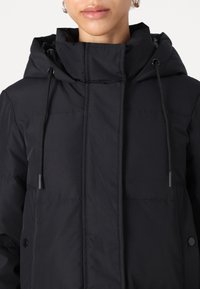 Vero Moda Petite VMLEONIELEA JACKET - Dūnu jaka - black