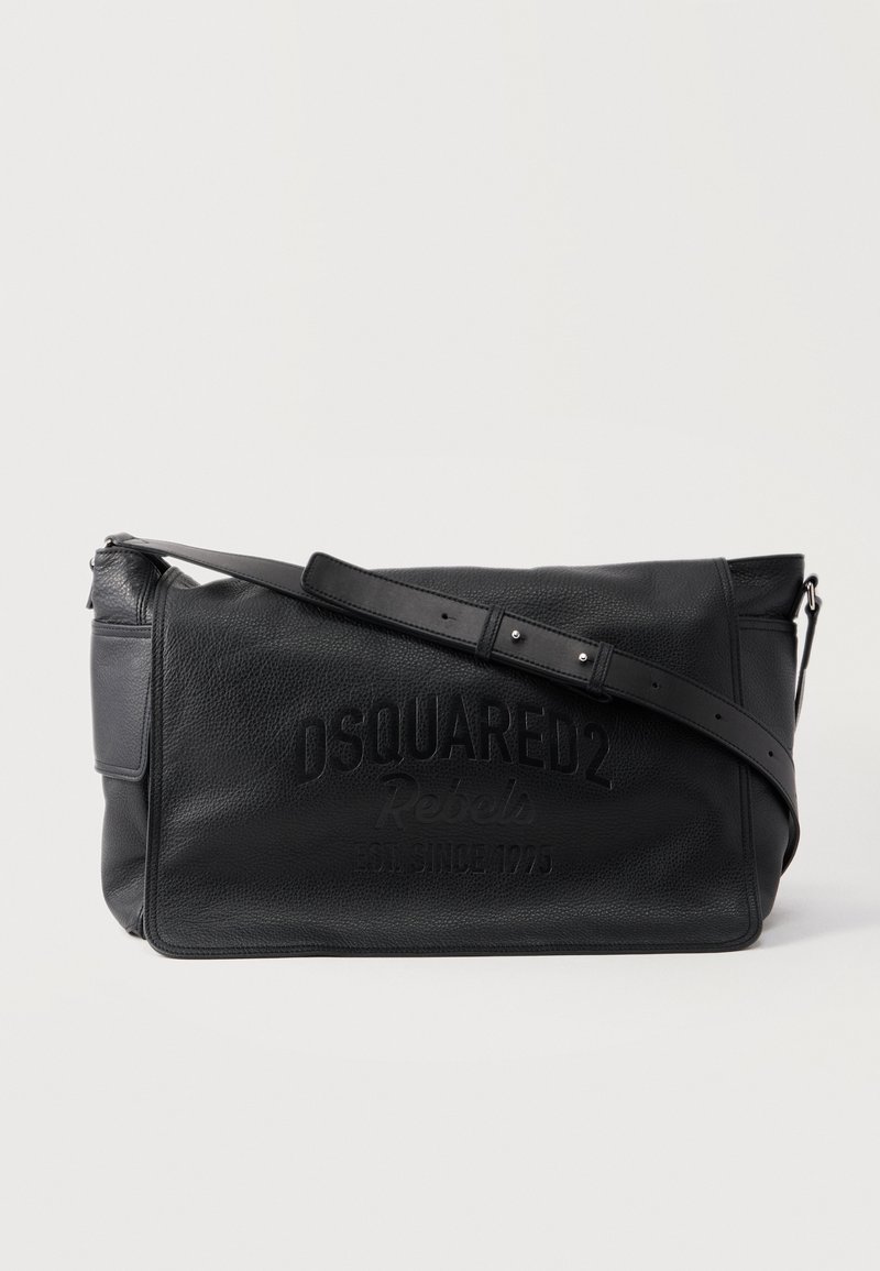 Sac à bandoulière en cuir noir avec sangle réglable et logo embossé "DSQUARED2 Rebels Estd. Since 1973" sur le rabat avant.
