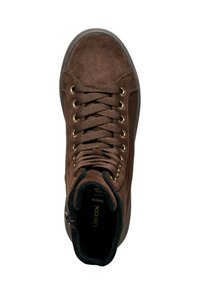 Sneaker alto in suede marrone con occhielli in tonalità oro, lacci piatti e suola in gomma testurizzata. L'interno è dotato di un'imbottitura scura per il comfort.