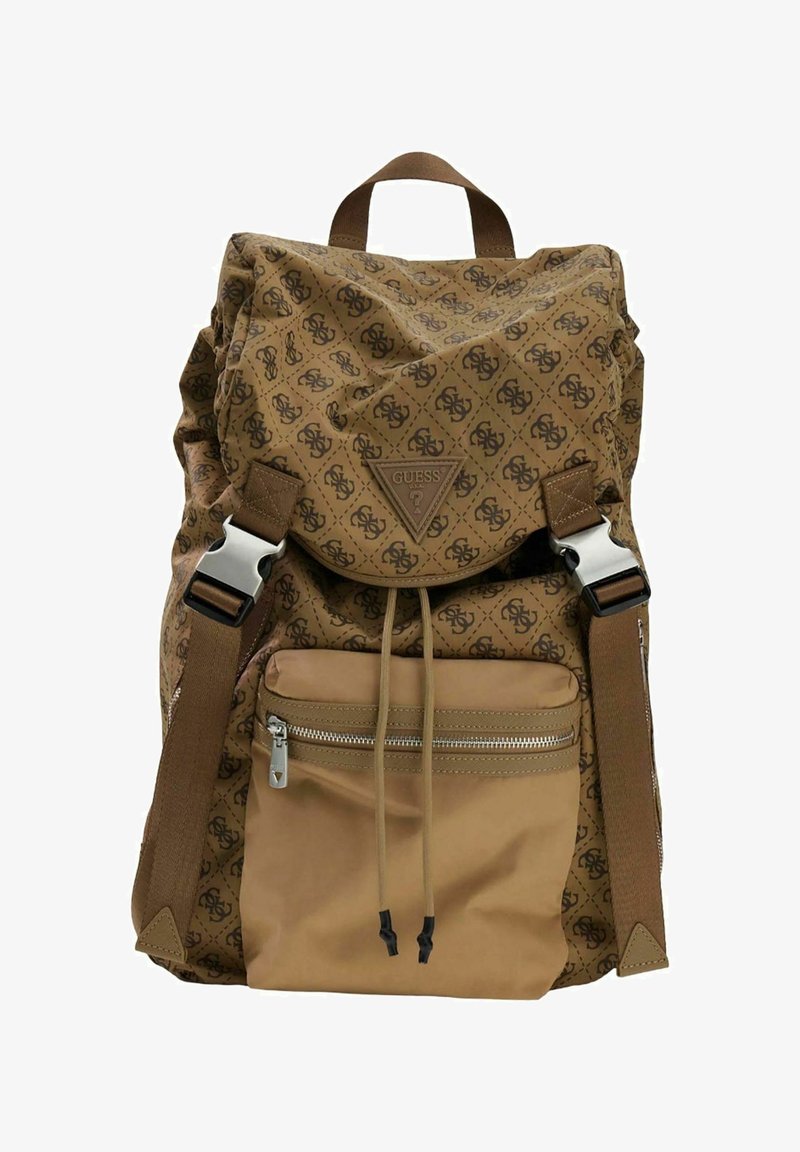 Sac à dos Guess marron avec motif monogramme, poche avant zippée, fermeture à cordon et bretelles réglables avec boucles métalliques.