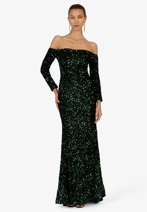 Grün schimmerndes, schulterfreies Abendkleid mit langen Ärmeln, tailliertem Oberteil und ausgestellt Rock. Funkelnde Textur durchgehend, elegante Silhouette.