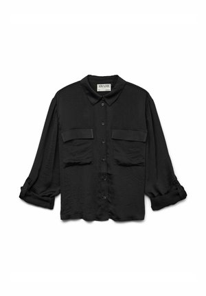 Chemise noire à boutons fabriquée en tissu lisse, avec un col classique, deux poches poitrine et des manches retroussées. Design simple sans motifs.