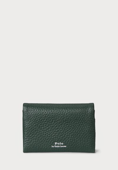 Portefeuille en cuir vert foncé avec une surface texturée ; présente un design à rabat et un texte de logo blanc à l'avant.