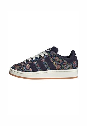 Sneaker low-top con tessuto a fiori scuro, lacci bianchi, tre strisce scure, scritta "Campus" e suola bianca con suola in gomma.