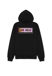 Μαύρο φούτερ με κουκούλα με μεγάλο ορθογώνιο γραφικό στην πλάτη σε ροζ, πορτοκαλί και μαύρο, το οποίο περιλαμβάνει τα κείμενα "LES DEUX" και "LES DEUX SPORTING GOODS".