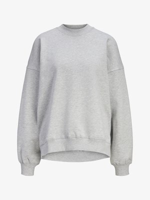 Lysegrå genser med lange ermer, ribbestrikkede mansjetter, ribbestrikket rund hals og litt lengre kant bak.