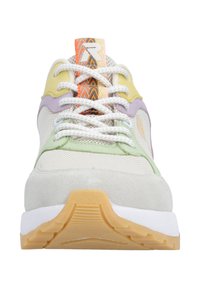 Sneakers med beige og grøn mesh-overdel, ruskindsdetaljer i lilla og gul, flerfarvede snørebånd og tekstureret tanfarvet gummisål.