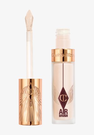 Charlotte Tilbury Airbrush Concealer mit klarem Applikatorstab und goldfarbenem Deckel; die Flasche hat ein mattiertes Finish und ein Logodesign.