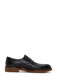 Scarpa in pelle nera con finitura testurizzata, punta rotonda, lacci frontali e suola in legno. Il design presenta pannelli elastici laterali per il massimo comfort.