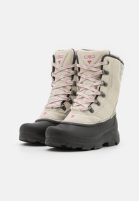 Bottes imperméables beige clair avec des lacets roses, col en fourrure et semelles en caoutchouc noir. Comprend des œillets en métal et des accents contrastants.