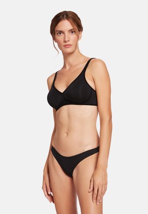 Sort bh og bikini sæt lavet af glat stof. Bh'en har et simpelt Demi-cup design med brede stropper; bikinien har en lavtaljet skæring.