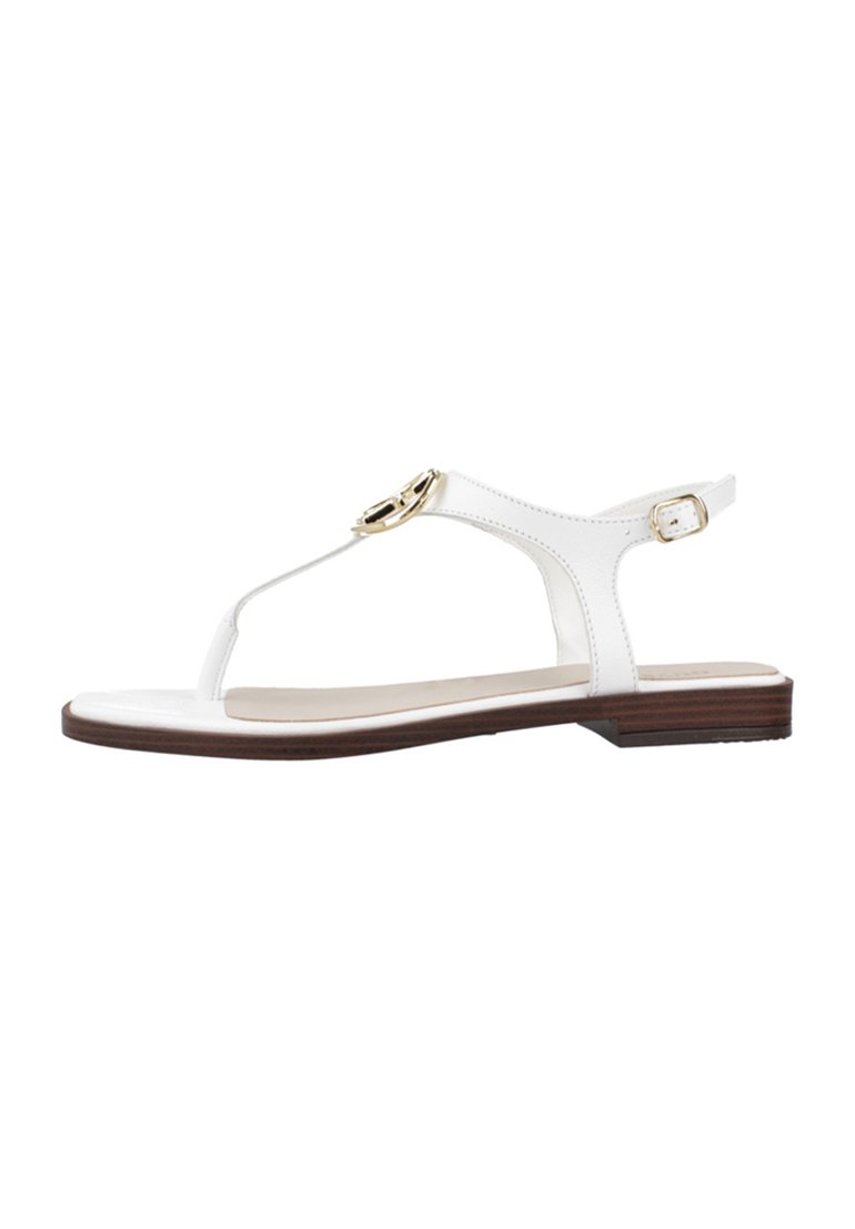 Sandal in cuoio bianco con una fibbia dorata, suola piatta marrone e materiale sintetico liscio. Presenta un design minimalista e apertura sul retro.