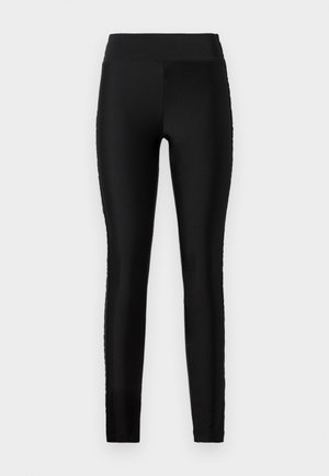 Leggings pretos com um tecido liso e elástico, cintura alta e um design justo. Apresenta-se sem padrões ou detalhes visíveis.