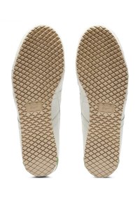 Białe sneakersy z gumową podeszwą, posiadające diamentowy wzór bieżnika. Boki mają gładką teksturę i subtelny detal z brandingiem.