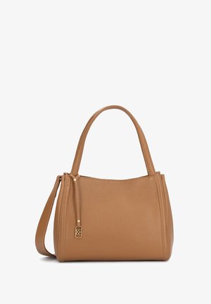 Sac à main en cuir fauve avec une finition texturée, double poignée supérieure et une bandoulière amovible. Présente des accents de quincaillerie dorée.