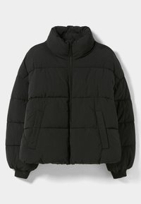 Svart puffjacka med hög krage, med framdragkedja, quiltat mönster, elastiska ärmslut och två sidofickor.