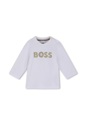 T-shirt blanc à manches longues pour bébé avec boutons-pression à l'épaule et le mot BOSS en lettres beiges à motifs sur la poitrine.