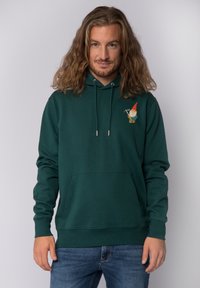Groene hoodie van zachte stof, met een voorste kangoeroezak en een geborduurd gnome-ontwerp op de linkerborst.