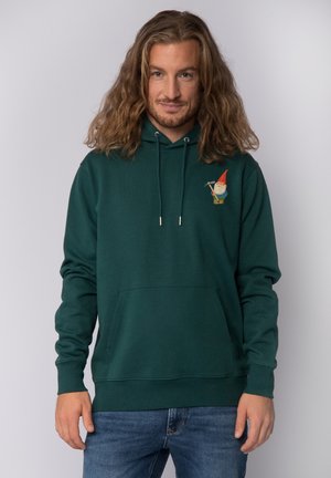 Groene hoodie van zachte stof, met een voorste kangoeroezak en een geborduurd gnome-ontwerp op de linkerborst.