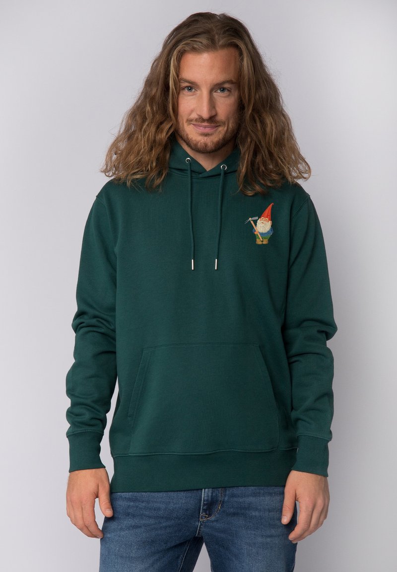 Groene hoodie van zachte stof, met een voorste kangoeroezak en een geborduurd gnome-ontwerp op de linkerborst.