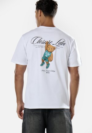 CLOSURE London SCRIPT BASKETBALL TEE - T-shirt imprimé - white