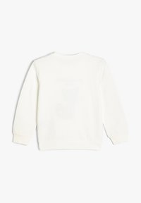 Sudadera blanca de manga larga, con puños y cuello acanalados, que presenta un diseño de logo sutil en la parte posterior. Textura suave de mezcla de algodón.