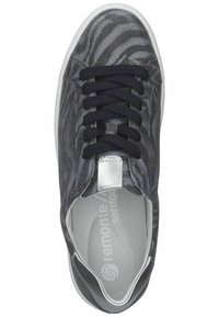 Baskets grises avec une tige texturée et perforée présentant un motif zébré. Lacets foncés, semelle blanche et un accent métallique près du talon.