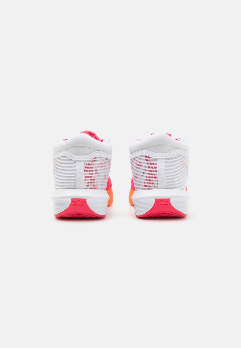 Chaussures de sport avec une tige en mesh rose, des accents blancs et une semelle texturée. Présente un col rembourré et un talon orange contrasté.