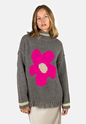 Grauer Strickpullover mit großem pinkfarbenem Blumenmuster, fransigem Saum und gestreiften goldenen Akzenten an den Ärmeln. Gemütliches und strukturiertes Design.
