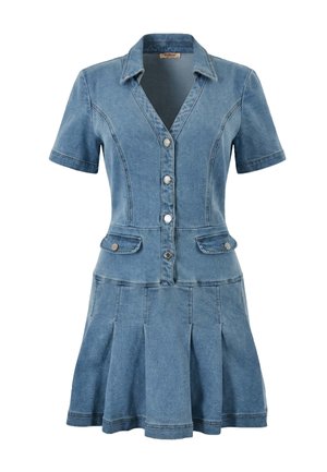 Vestido corto de mezclilla con mangas cortas, cierre frontal con botones, cuello, dos bolsillos con solapa en la cintura y sección de falda plisada.