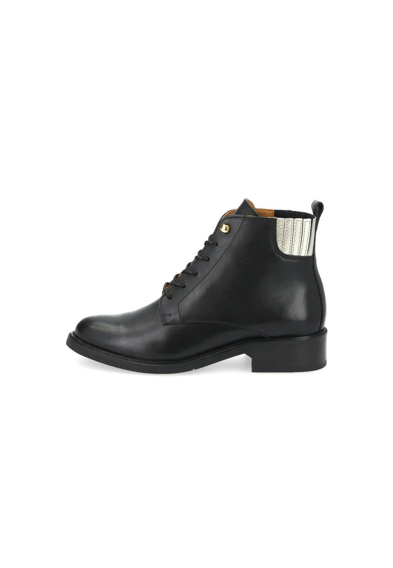 Bottines en cuir noir avec une finition lisse, bout rond, lacets et un panneau accentué en argent métallique à l'arrière. Petit talon bloc.