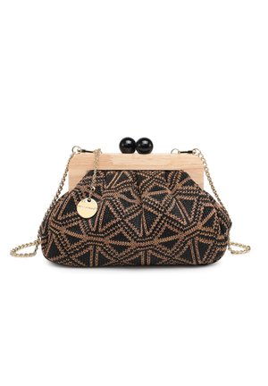Petit sac pochette noir et marron à motif avec cadre en bois, fermoir boule noir, chaîne dorée et étiquette ronde dorée de la marque.