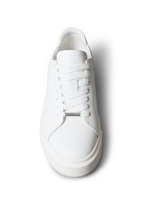 Biała skórzana tenisówka o zaokrąglonym nosku, z teksturowanymi akcentami, płaskimi sznurowadłami i smukłą gumową podeszwą. Posiada mały metaliczny detal w postaci logo.