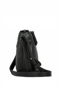 Bolso cruzado de cuero negro con un diseño estructurado, correa ajustable y detalles de costura. Cierre con cremallera en la parte superior.