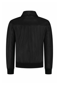 Schwarze Lederjacke mit glatter Textur, umklappbarem Kragen und gerippten Bündchen. Der Rücken hat eine Mittelnähte und zwei aufgesetzte Taschen unten.