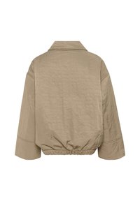 Beige kort jacka med en mjuk, krinklad textur, överdimensionerad passform och elastisk nederkant. Innehåller en klassisk krage och breda ärmar.