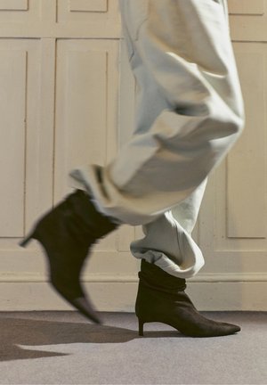 PULL&BEAR RUCHED MID - Botine clasice - brown