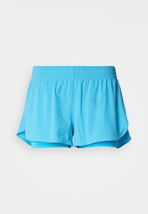 Shorts de sport bleu clair avec une ceinture élastique, présentant un design superposé et une texture lisse. Aucun motif ou accent supplémentaire.