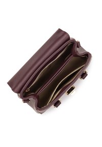 Borsa a mano in pelle borgogna texturizzata con accento grigio e hardware dorato. L'interno aperto mostra scomparti divisi con rivestimento chiaro.