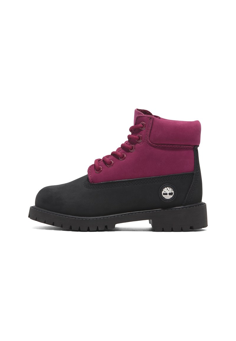 Stivaletto nero e bordeaux in suede e pelle, con punta rotonda, chiusura con lacci e suola in gomma testurizzata con accentuazione del logo.