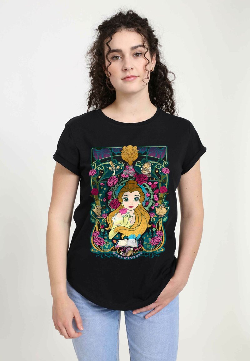 Sort bomulds T-shirt med et farverigt grafisk motiv af en pige med langt hår, omgivet af roser og fortryllede genstande i en dekorativ ramme.