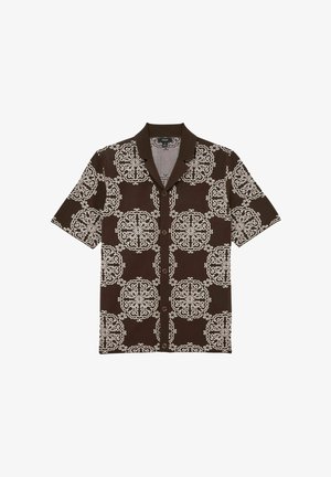 Brązowa koszula z krótkim rękawem na guziki, ozdobiona białymi, misternymi, symetrycznymi wzorami kwiatowymi i klasycznym kołnierzykiem.