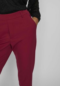 VILA VARONE HW SLIM - NOOS - Chino - beet red