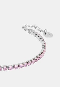 Bracciale argento con cristalli rosa in montature quadrate, con estensione a catena e un'etichetta circolare con logo.